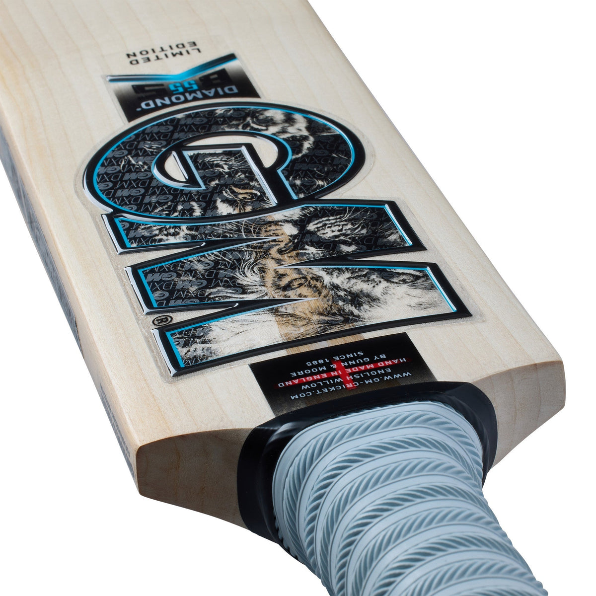 Gunn & Moore Diamond DXM bat branding detail